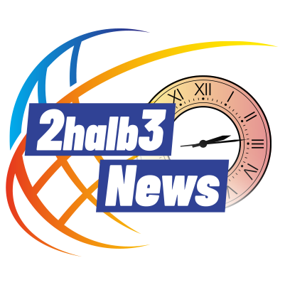 „Logo der Nachrichten-Website ‚2halb3 News‘: Farbiger Globus in Blau, Orange und Rot mit einer Uhr mit römischen Ziffern im Hintergrund, darüber der Schriftzug ‚2halb3 News‘ in weißer Schrift auf blauem Hintergrund.“