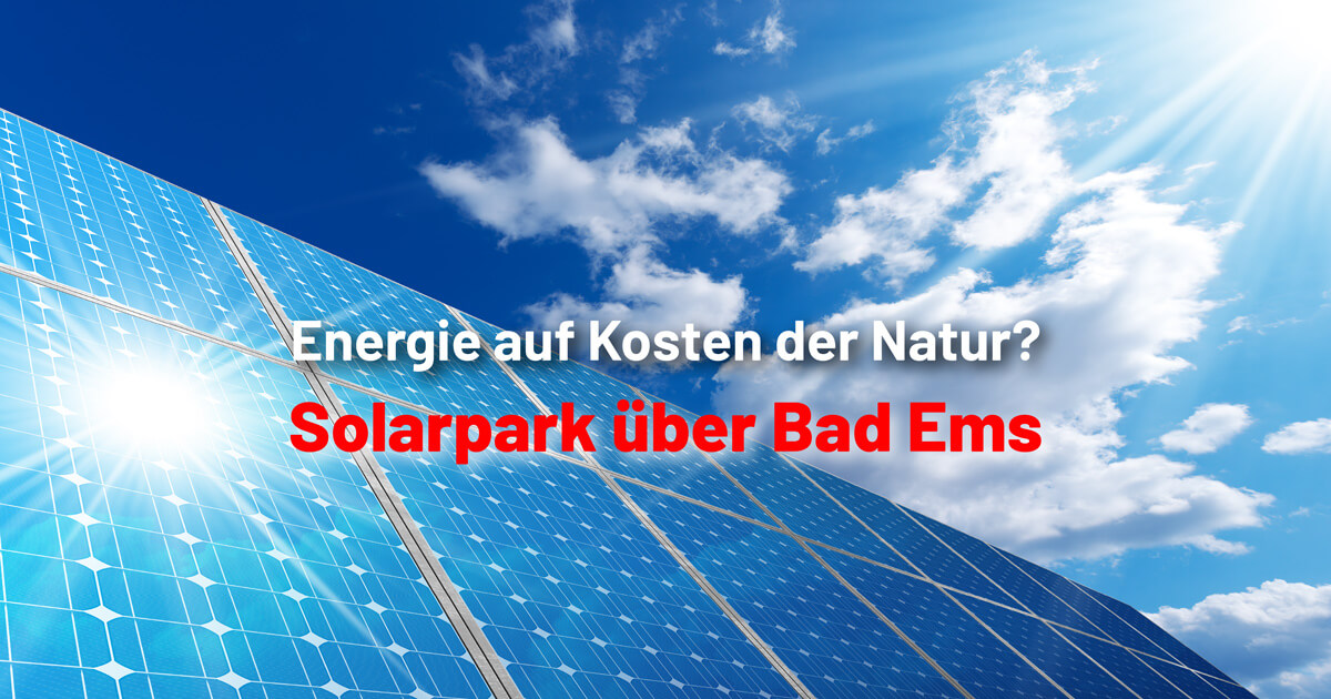 „Solarmodule unter blauem Himmel bei Sonnenschein – symbolisch für den geplanten Solarpark über Bad Ems. Text: Energie auf Kosten der Natur? Solarpark über Bad Ems.“
