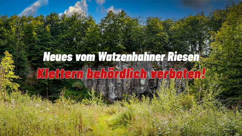 Blick auf die markante Felsformation der Watzenhahner Riesen, umgeben von dichter Vegetation. Im Vordergrund eine Wiese, im Hintergrund Buchenwald. Über dem Bild der Schriftzug: „Neues vom Watzenhahner Riesen – Klettern behördlich verboten!“.
