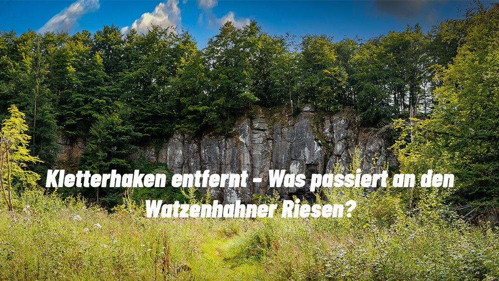 Felsformation „Watzenhahner Riesen“ im Westerwald, umgeben von dichtem Wald und Wiese im Vordergrund, mit eingeblendetem Text „Kletterhaken entfernt – Was passiert an den Watzenhahner Riesen?“