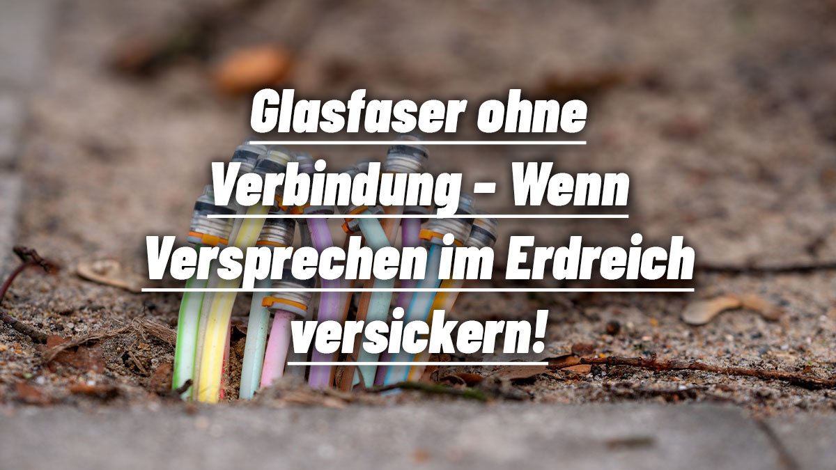 Bündel bunter Glasfaserkabel ragen ungenutzt aus einer offenen Baugrube heraus. Darüber liegt ein weißer Schriftzug: „Glasfaser ohne Verbindung – Wenn Versprechen im Erdreich versickern!