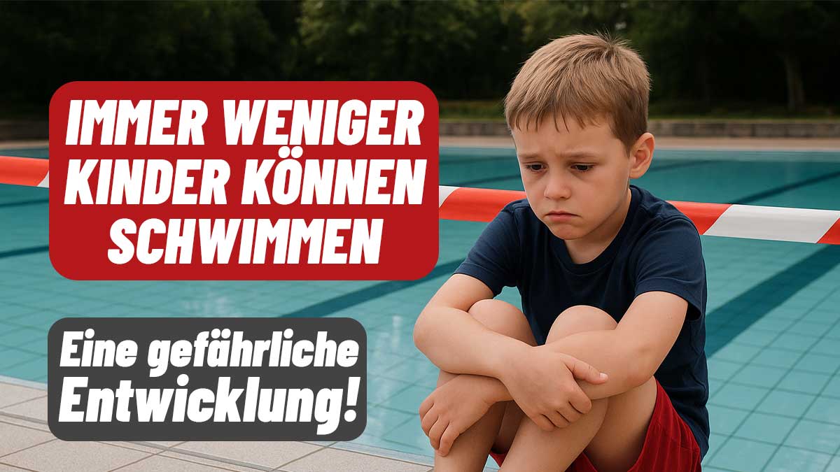 Ein Junge sitzt traurig am Rand eines leeren Schwimmbeckens. Darüber steht in großen roten Lettern: ‚Immer weniger Kinder können schwimmen – eine gefährliche Entwicklung!‘