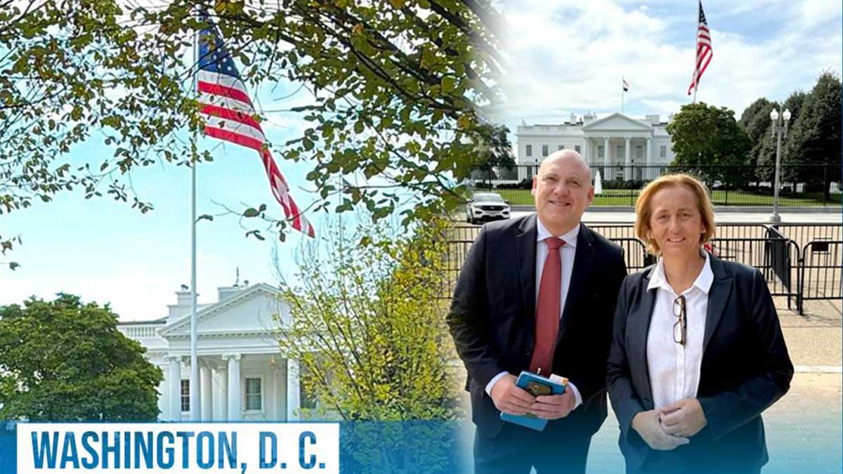 Joachim Paul und Beatrix von Storch vor dem Weißen Haus in Washington, D.C., im Rahmen ihres politischen Besuchs.