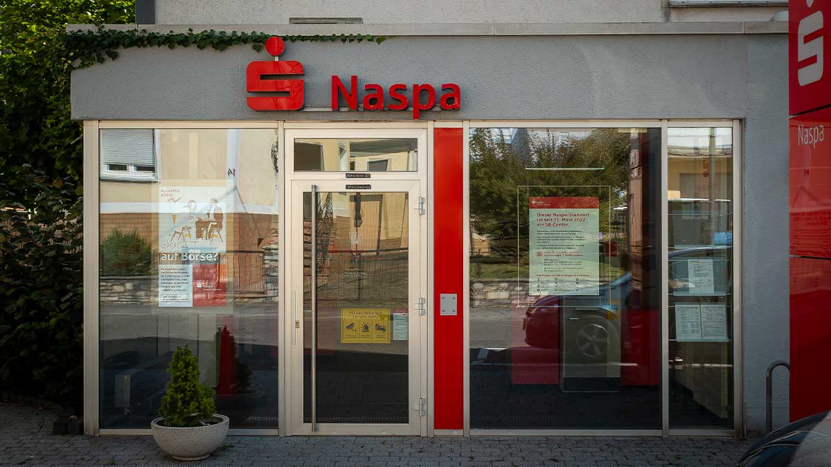 Eingang eines Naspa-SB-Centers mit verschlossenen Türen, in Dornburg Ortsteil Frickhofen