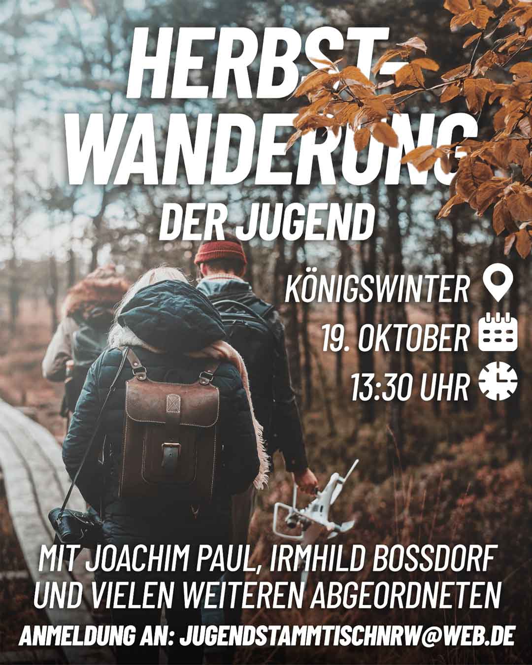 Junge Leute wandern durch ein herbstlichen Wald.