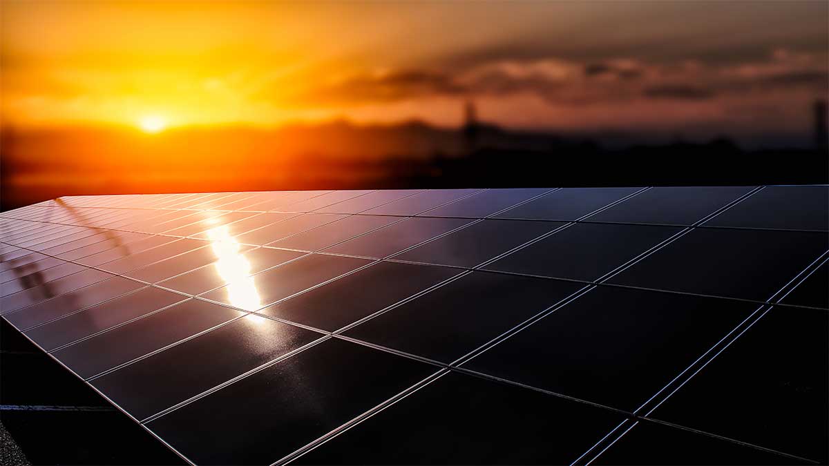 Solarmodule im Sonnenuntergang – Spiegelung des Sonnenlichts auf Photovoltaik-Flächen.