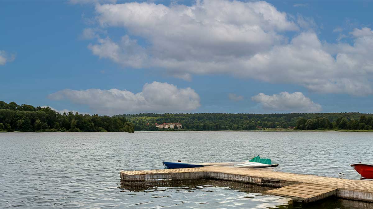 Der Wiesensee bei Pottum mit Steganlage und kleinen Booten. So könnte es aussehen wenn er wieder angestaut ist.