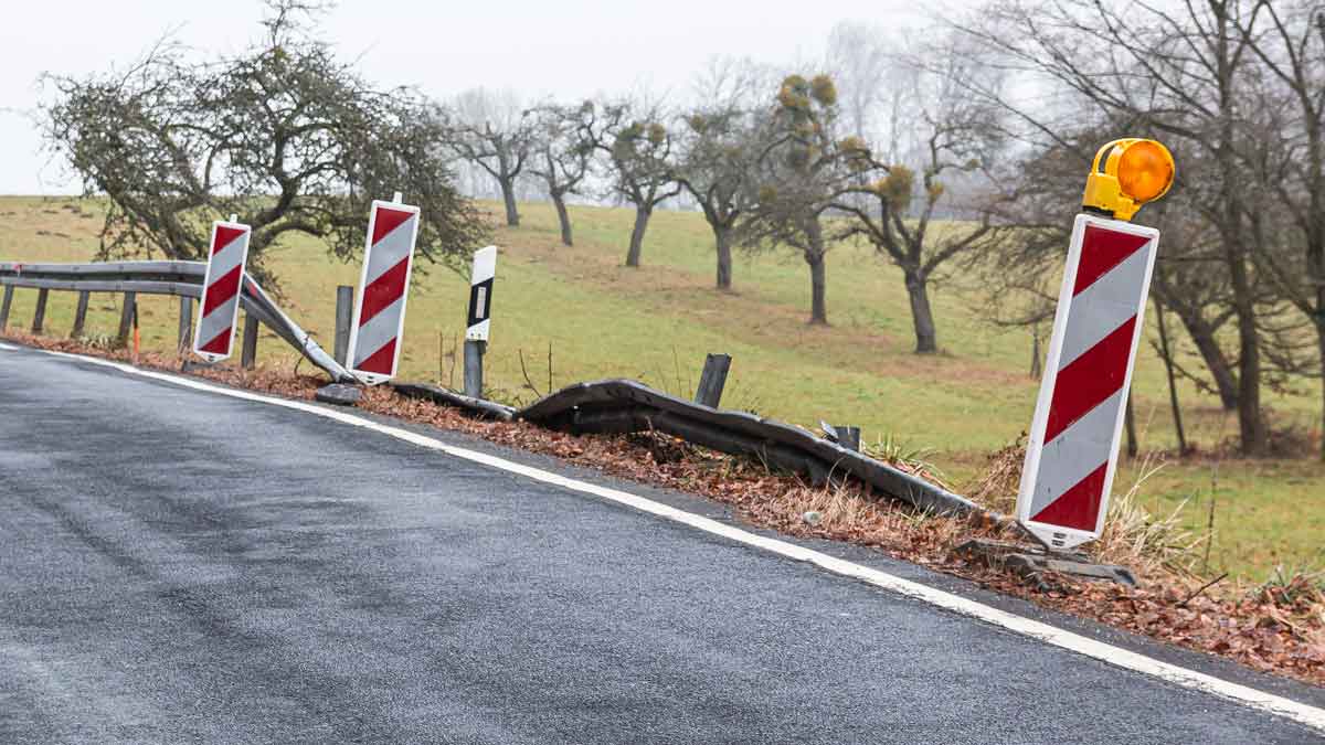 Aufgebrochener Fahrbahnrand mit tiefem Schlagloch auf der Hauptstraße bei Wilsenroth im Westerwald.